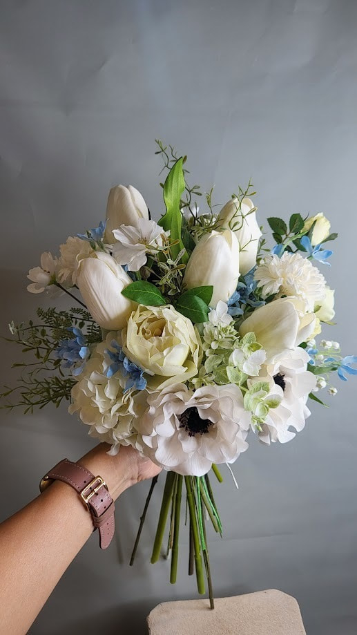 高級造花専門店アンクラフトは１級フラワー装飾技能士がアーティフィシャルフラワー（造花）で結婚式、ウェディングブーケ、髪飾り、ウェルカムボードなど無料相談開催。安くて低価格のブーケを10,000円からオーダーできます。ブーケのレッスン、只今レッスン料無料。おしゃれなブーケを制作致します。阪神電車、鳴尾・武庫川女子大駅。大阪、兵庫県、関西、西宮の隠れ家地下１階店舗あります。チューリップのブーケ