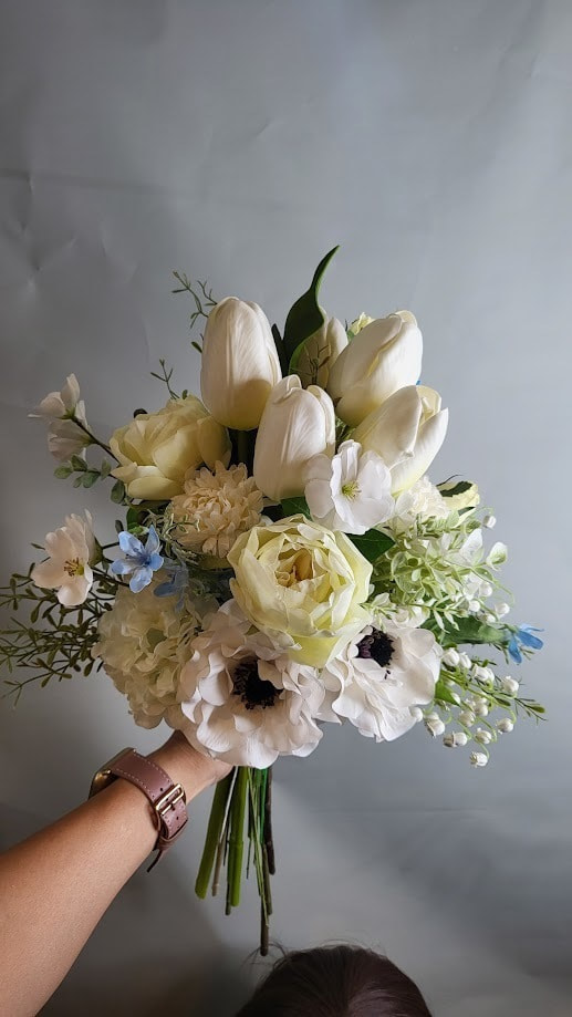 高級造花専門店アンクラフトは１級フラワー装飾技能士がアーティフィシャルフラワー（造花）で結婚式、ウェディングブーケ、髪飾り、ウェルカムボードなど無料相談開催。安くて低価格のブーケを10,000円からオーダーできます。ブーケのレッスン、只今レッスン料無料。おしゃれなブーケを制作致します。阪神電車、鳴尾・武庫川女子大駅。大阪、兵庫県、関西、西宮の隠れ家地下１階店舗あります。チューリップのブーケ