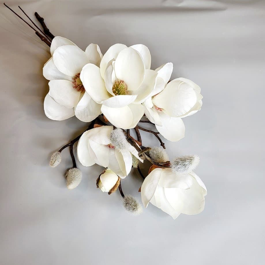 マグノリアとパンパスのブーケ　高級造花専門店アンクラフトは１級フラワー装飾技能士がアーティフィシャルフラワー（造花）で結婚式、ウェディングブーケ、髪飾り、ウェルカムボードなど無料相談開催。安くて低価格のブーケを10,000円からオーダーできます。ブーケのレッスン、只今レッスン料無料。おしゃれなブーケを制作致します。阪神電車、鳴尾・武庫川女子大駅。大阪、兵庫県、関西、西宮の隠れ家地下１階店舗あります。