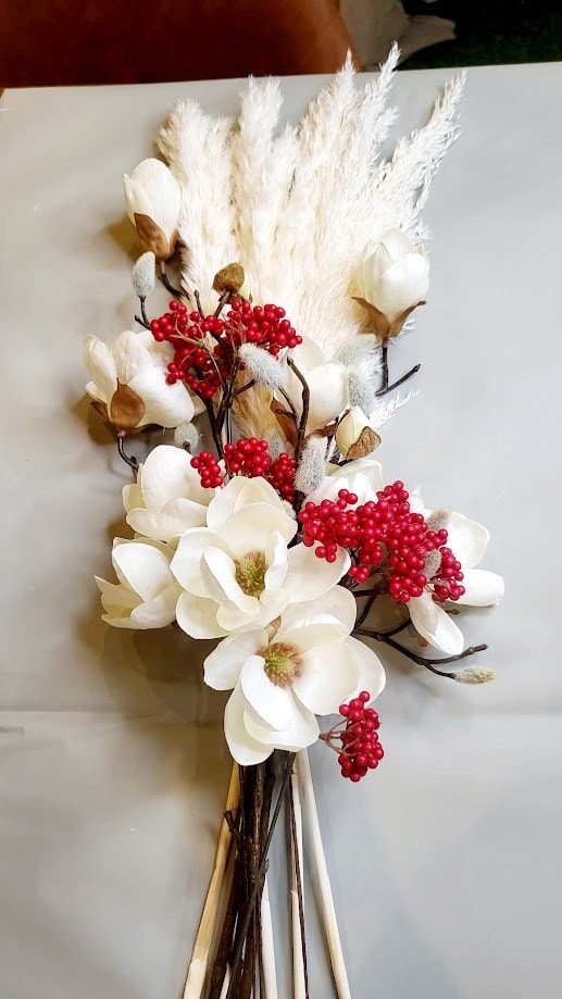 マグノリアとパンパスのブーケ　高級造花専門店アンクラフトは１級フラワー装飾技能士がアーティフィシャルフラワー（造花）で結婚式、ウェディングブーケ、髪飾り、ウェルカムボードなど無料相談開催。安くて低価格のブーケを10,000円からオーダーできます。ブーケのレッスン、只今レッスン料無料。おしゃれなブーケを制作致します。阪神電車、鳴尾・武庫川女子大駅。大阪、兵庫県、関西、西宮の隠れ家地下１階店舗あります。