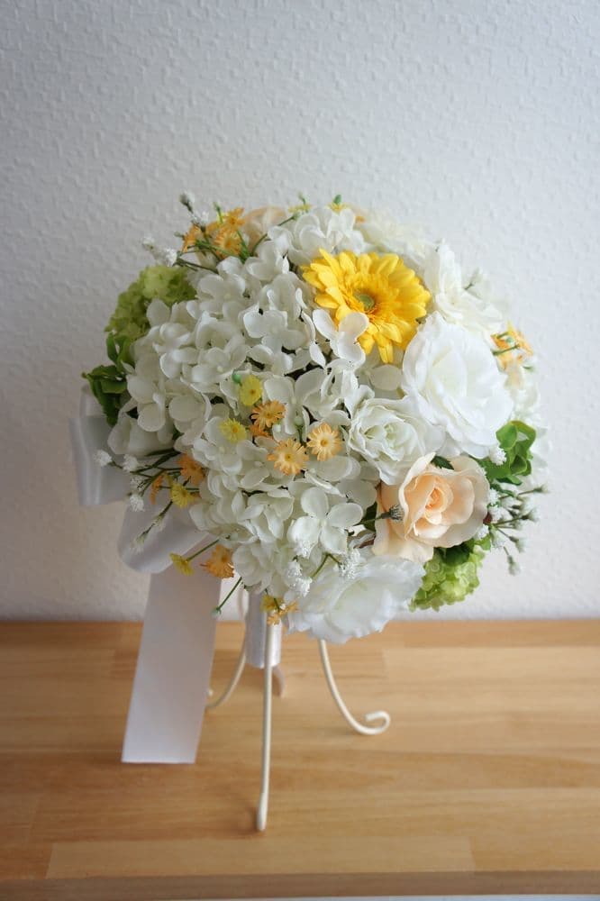 アンクラフトの花教室は超初心者様向けの1DAYレッスン。アーティフィシャルフラワーやお花を触った事の無い方・未経験の方専門なので大丈夫です。好きなお花を選んでアレンジメント、ブーケ、リース、壁掛け、花束など好きな作品を作りましょう。お祝いやご自宅用、記念日にも喜ばれます。国家資格を持つプロがマンツーマンで指導。２時間完結の造花のレッスンです。大阪、兵庫県、関西からでもアクセスOK。