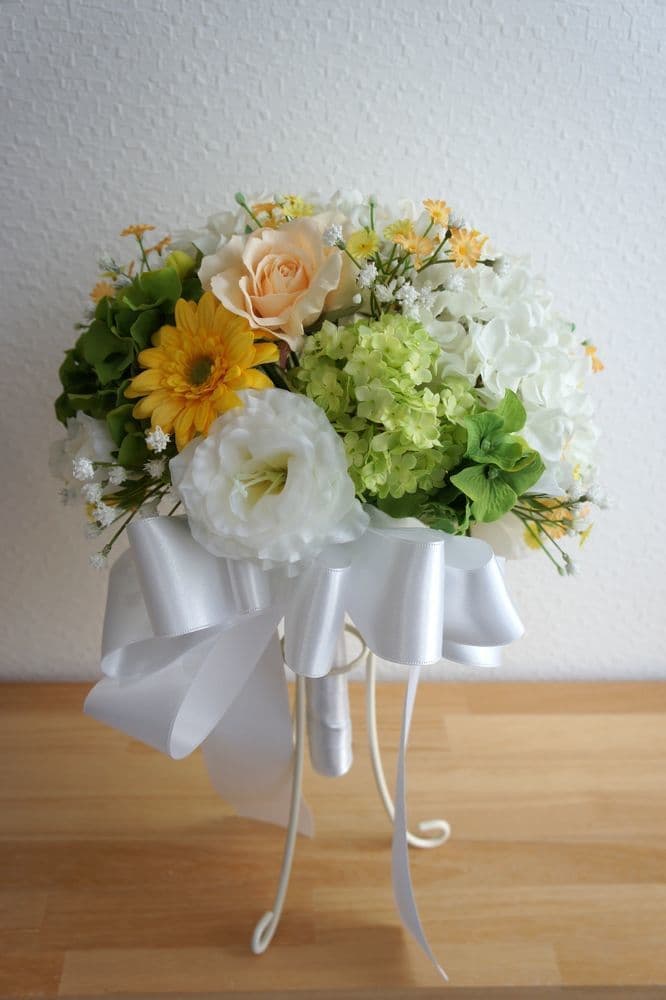 アンクラフトの花教室は超初心者様向けの1DAYレッスン。アーティフィシャルフラワーやお花を触った事の無い方・未経験の方専門なので大丈夫です。好きなお花を選んでアレンジメント、ブーケ、リース、壁掛け、花束など好きな作品を作りましょう。お祝いやご自宅用、記念日にも喜ばれます。国家資格を持つプロがマンツーマンで指導。２時間完結の造花のレッスンです。大阪、兵庫県、関西からでもアクセスOK。