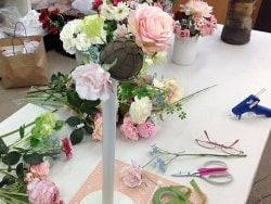 アンクラフトの花教室は超初心者様向けの1DAYレッスン。アーティフィシャルフラワーやお花を触った事の無い方・未経験の方専門なので大丈夫です。好きなお花を選んでアレンジメント、ブーケ、リース、壁掛け、花束など好きな作品を作りましょう。お祝いやご自宅用、記念日にも喜ばれます。国家資格を持つプロがマンツーマンで指導。２時間完結の造花のレッスンです。大阪、兵庫県、関西からでもアクセスOK。