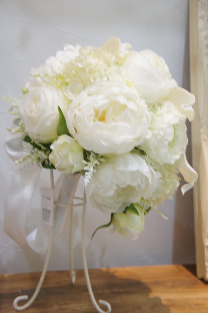 アンクラフトの花教室は超初心者様向けの1DAYレッスン。アーティフィシャルフラワーやお花を触った事の無い方・未経験の方専門なので大丈夫です。好きなお花を選んでアレンジメント、ブーケ、リース、壁掛け、花束など好きな作品を作りましょう。お祝いやご自宅用、記念日にも喜ばれます。国家資格を持つプロがマンツーマンで指導。２時間完結の造花のレッスンです。大阪、兵庫県、関西からでもアクセスOK。