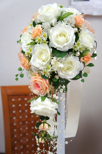 バラのキャスケードブーケ