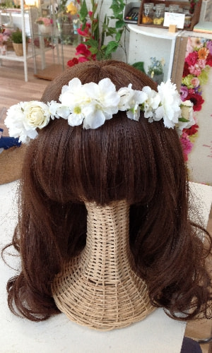 花冠　可愛い　個性的　高級造花専門店アンクラフトはアーティフィシャルフラワー（高級造花）専門店です。生花のような繊細なお花なのに枯れずにお手入れ不要なところが人気になっています。オーダーメイドの髪飾りを承っております。成人式用・結婚式用・披露宴・パーティ用・七五三御祝い等ご用意しております。　国家資格1級　大阪　関西　兵庫県