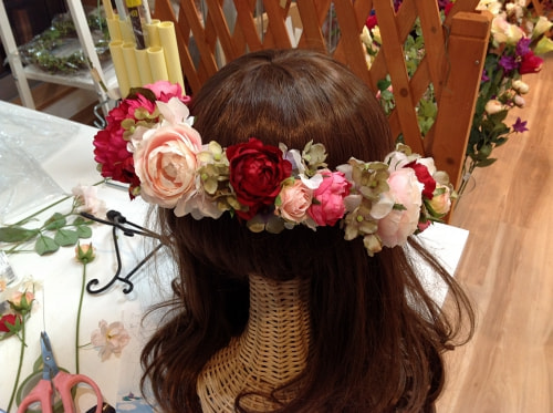 花冠　可愛い　個性的　高級造花専門店アンクラフトはアーティフィシャルフラワー（高級造花）専門店です。生花のような繊細なお花なのに枯れずにお手入れ不要なところが人気になっています。オーダーメイドの髪飾りを承っております。成人式用・結婚式用・披露宴・パーティ用・七五三御祝い等ご用意しております。　国家資格1級　大阪　関西　兵庫県