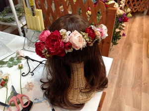 花冠　可愛い　個性的　高級造花専門店アンクラフトはアーティフィシャルフラワー（高級造花）専門店です。生花のような繊細なお花なのに枯れずにお手入れ不要なところが人気になっています。オーダーメイドの髪飾りを承っております。成人式用・結婚式用・披露宴・パーティ用・七五三御祝い等ご用意しております。　国家資格1級　大阪　関西　兵庫県