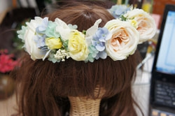 花冠　可愛い　個性的　高級造花専門店アンクラフトはアーティフィシャルフラワー（高級造花）専門店です。生花のような繊細なお花なのに枯れずにお手入れ不要なところが人気になっています。オーダーメイドの髪飾りを承っております。成人式用・結婚式用・披露宴・パーティ用・七五三御祝い等ご用意しております。　国家資格1級　大阪　関西　兵庫県