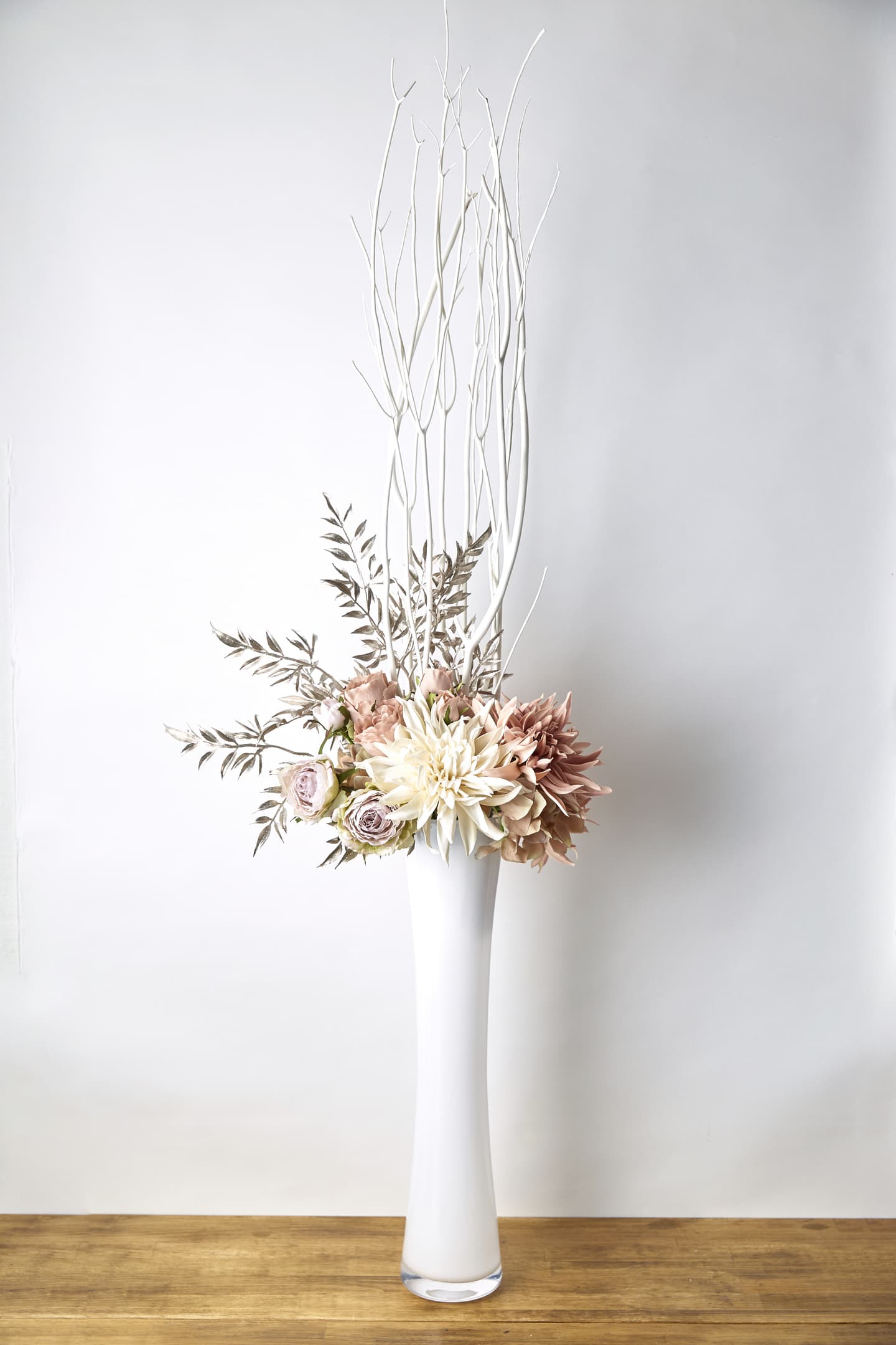 ダリアのアレンジ　アニメキャラクターグッズ　高級造花専門店アンクラフトは１級フラワー装飾技能士がアーティフィシャルフラワー（造花）を使用し、ご希望のアレンジメント、髪飾り、ブーケをオーダーメイドで制作致します。結婚記念日やお見舞いの花、花言葉に合わせたお花の贈り物や開店花、待合室用、応接用花、個性的な髪飾りや派手な花、大人可愛い、おしゃれなバラなどどんなオーダーでもお気軽にお問い合わせください。大阪、兵庫県、関西からアクセスが簡単。