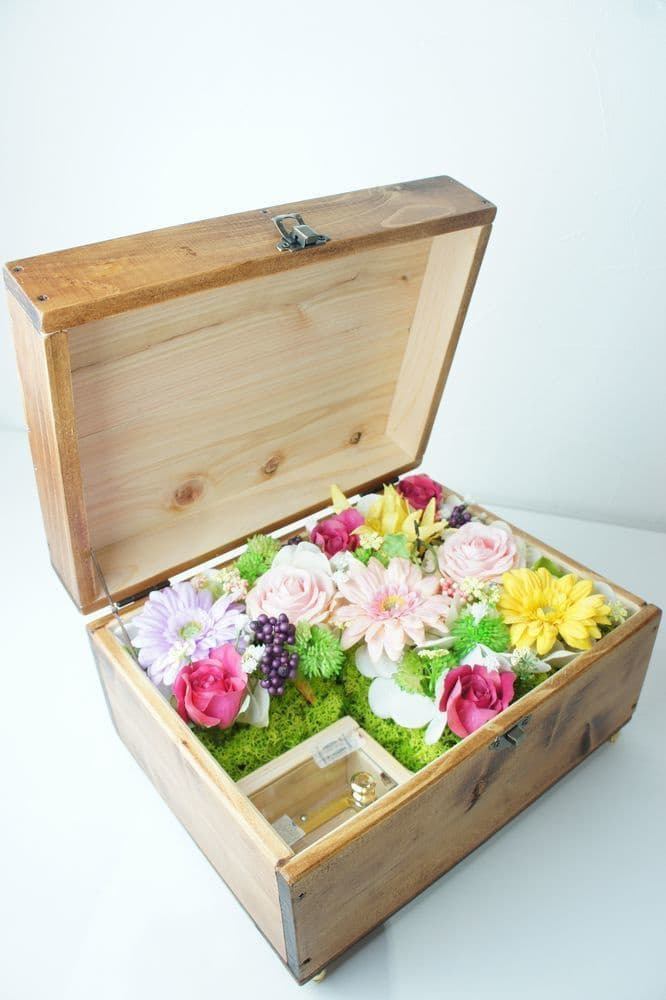 オルゴールBOXアレンジ　高級造花専門店アンクラフトは１級フラワー装飾技能士がアーティフィシャルフラワー（造花）を使用し、ご希望のアレンジメント、髪飾り、ブーケをオーダーメイドで制作致します。結婚記念日やお見舞いの花、花言葉に合わせたお花の贈り物や開店花、待合室用、応接用花、個性的な髪飾りや派手な花、大人可愛い、おしゃれなバラなどどんなオーダーでもお気軽にお問い合わせください。大阪、兵庫県、関西からアクセスが簡単。