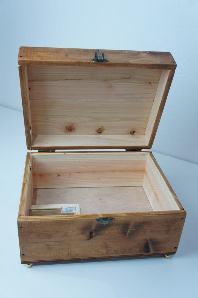 オルゴールBOXアレンジ　高級造花専門店アンクラフトは１級フラワー装飾技能士がアーティフィシャルフラワー（造花）を使用し、ご希望のアレンジメント、髪飾り、ブーケをオーダーメイドで制作致します。結婚記念日やお見舞いの花、花言葉に合わせたお花の贈り物や開店花、待合室用、応接用花、個性的な髪飾りや派手な花、大人可愛い、おしゃれなバラなどどんなオーダーでもお気軽にお問い合わせください。大阪、兵庫県、関西からアクセスが簡単。