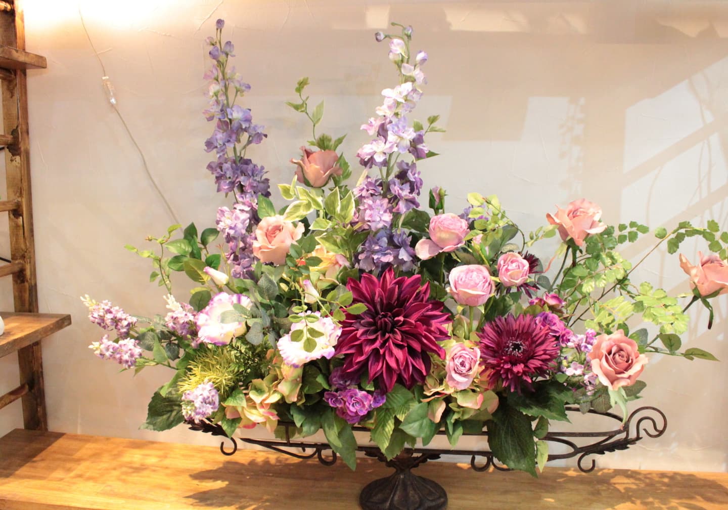 アイアンアレンジ　高級造花専門店アンクラフトは１級フラワー装飾技能士がアーティフィシャルフラワー（造花）を使用し、ご希望のアレンジメント、髪飾り、ブーケをオーダーメイドで制作致します。結婚記念日やお見舞いの花、花言葉に合わせたお花の贈り物や開店花、待合室用、応接用花、個性的な髪飾りや派手な花、大人可愛い、おしゃれなバラなどどんなオーダーでもお気軽にお問い合わせください。大阪、兵庫県、関西からアクセスが簡単。