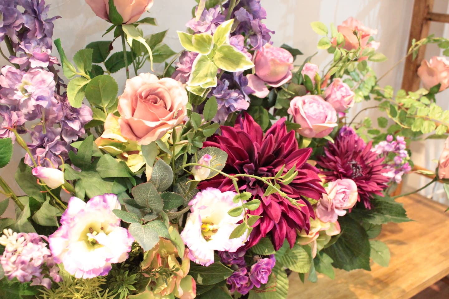 アイアンアレンジ　高級造花専門店アンクラフトは１級フラワー装飾技能士がアーティフィシャルフラワー（造花）を使用し、ご希望のアレンジメント、髪飾り、ブーケをオーダーメイドで制作致します。結婚記念日やお見舞いの花、花言葉に合わせたお花の贈り物や開店花、待合室用、応接用花、個性的な髪飾りや派手な花、大人可愛い、おしゃれなバラなどどんなオーダーでもお気軽にお問い合わせください。大阪、兵庫県、関西からアクセスが簡単。