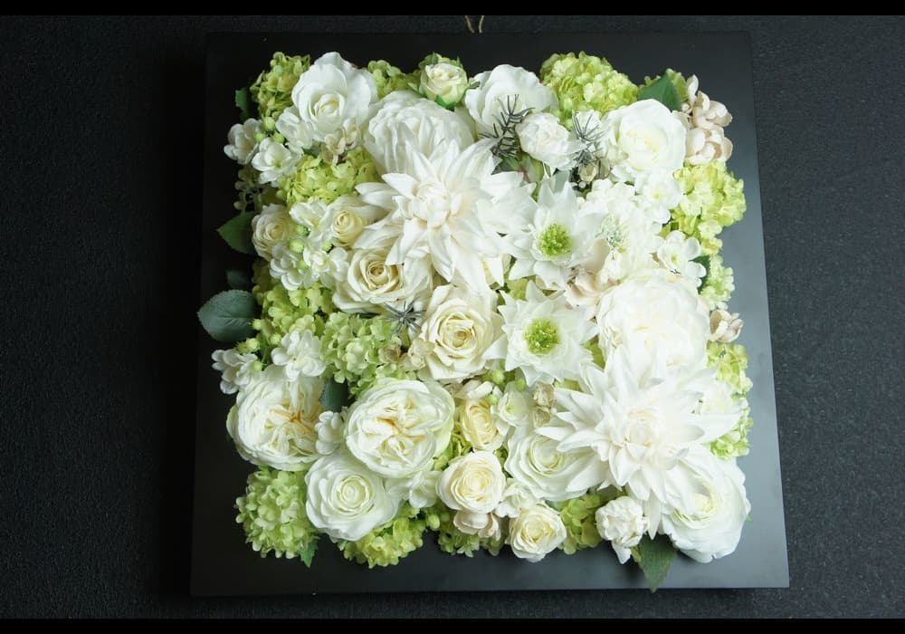 スクエア壁掛け　高級造花専門店アンクラフトは１級フラワー装飾技能士がアーティフィシャルフラワー（造花）を使用し、ご希望のアレンジメント、髪飾り、ブーケをオーダーメイドで制作致します。結婚記念日やお見舞いの花、花言葉に合わせたお花の贈り物や開店花、待合室用、応接用花、個性的な髪飾りや派手な花、大人可愛い、おしゃれなバラなどどんなオーダーでもお気軽にお問い合わせください。大阪、兵庫県、関西からアクセスが簡単。