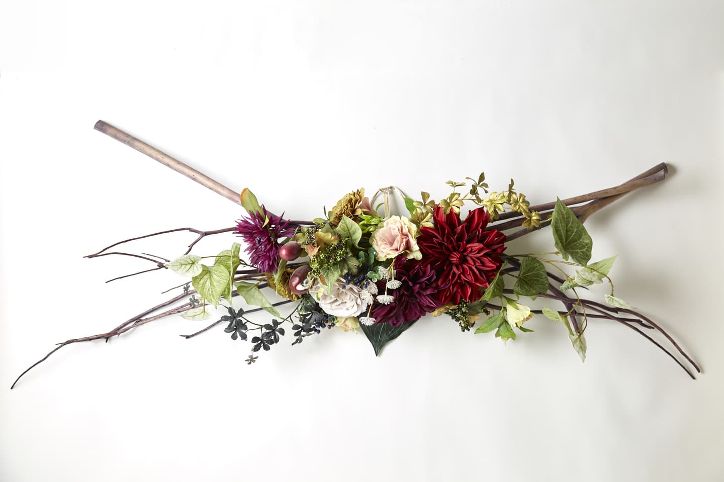 壁掛け　高級造花専門店アンクラフトは１級フラワー装飾技能士がアーティフィシャルフラワー（造花）を使用し、ご希望のアレンジメント、髪飾り、ブーケをオーダーメイドで制作致します。結婚記念日やお見舞いの花、花言葉に合わせたお花の贈り物や開店花、待合室用、応接用花、個性的な髪飾りや派手な花、大人可愛い、おしゃれなバラなどどんなオーダーでもお気軽にお問い合わせください。大阪、兵庫県、関西からアクセスが簡単。