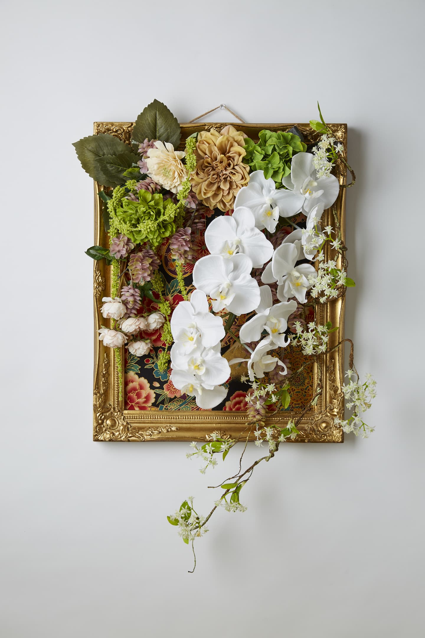 壁掛け　高級造花専門店アンクラフトは１級フラワー装飾技能士がアーティフィシャルフラワー（造花）を使用し、ご希望のアレンジメント、髪飾り、ブーケをオーダーメイドで制作致します。結婚記念日やお見舞いの花、花言葉に合わせたお花の贈り物や開店花、待合室用、応接用花、個性的な髪飾りや派手な花、大人可愛い、おしゃれなバラなどどんなオーダーでもお気軽にお問い合わせください。大阪、兵庫県、関西からアクセスが簡単。