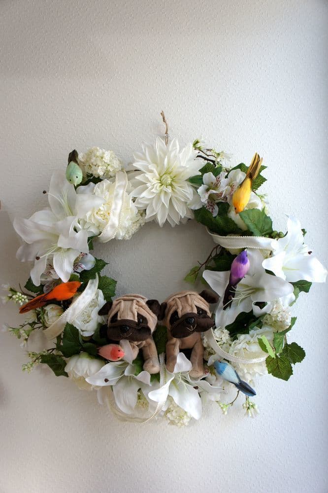 わんこのリース　高級造花専門店アンクラフトは１級フラワー装飾技能士がアーティフィシャルフラワー（造花）でアレンジメント、成人式髪飾り、花の資材・材料を取り揃えオーダーメイドで制作造花販売店。結婚記念日やお見舞い、花言葉に合わせた贈り物や開店花、待合室用、応接用花、個性的、大人可愛い等、お悩みの方はお問い合わせください。阪神電車、鳴尾・武庫川女子大駅。大阪、兵庫県、関西、西宮の隠れ家地下１階店舗です。