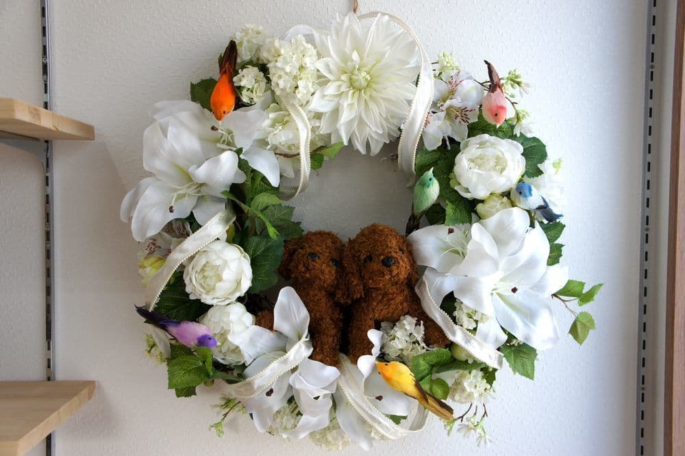 高級造花専門店アンクラフトは１級フラワー装飾技能士がアーティフィシャルフラワー（造花）でアレンジメント、成人式髪飾り、花の資材・材料を取り揃えオーダーメイドで制作造花販売店。結婚記念日やお見舞い、花言葉に合わせた贈り物や開店花、待合室用、応接用花、個性的、大人可愛い等、お悩みの方はお問い合わせください。阪神電車、鳴尾・武庫川女子大駅。大阪、兵庫県、関西、西宮の隠れ家地下１階店舗です。わんこのリース