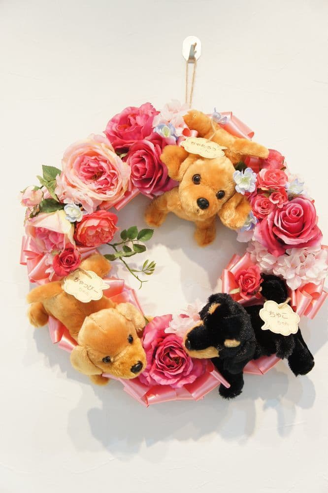 わんこのリース　高級造花専門店アンクラフトは１級フラワー装飾技能士がアーティフィシャルフラワー（造花）を使用し、ご希望のアレンジメント、髪飾り、ブーケをオーダーメイドで制作致します。結婚記念日やお見舞いの花、花言葉に合わせたお花の贈り物や開店花、待合室用、応接用花、個性的な髪飾りや派手な花、大人可愛い、おしゃれなバラなどどんなオーダーでもお気軽にお問い合わせください。大阪、兵庫県、関西からアクセスが簡単。