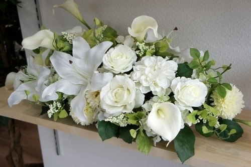 テーブル花・中　高級造花専門店アンクラフトは１級フラワー装飾技能士がアーティフィシャルフラワー（造花）を使用し、ご希望のアレンジメント、髪飾り、ブーケをオーダーメイドで制作致します。結婚記念日やお見舞いの花、花言葉に合わせたお花の贈り物や開店花、待合室用、応接用花、個性的な髪飾りや派手な花、大人可愛い、おしゃれなバラなどどんなオーダーでもお気軽にお問い合わせください。大阪、兵庫県、関西からアクセスが簡単。