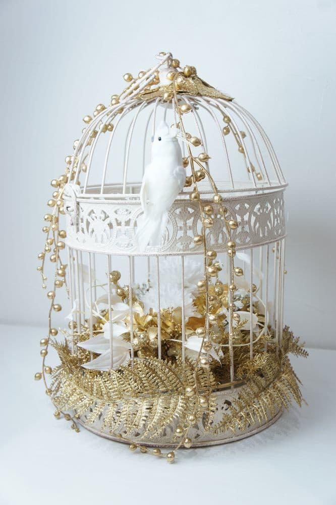 ホワイトゴールドの鳥かご　高級造花専門店アンクラフトは１級フラワー装飾技能士がアーティフィシャルフラワー（造花）を使用し、ご希望のアレンジメント、髪飾り、ブーケをオーダーメイドで制作致します。結婚記念日やお見舞いの花、花言葉に合わせたお花の贈り物や開店花、待合室用、応接用花、個性的な髪飾りや派手な花、大人可愛い、おしゃれなバラなどどんなオーダーでもお気軽にお問い合わせください。大阪、兵庫県、関西からアクセスが簡単。