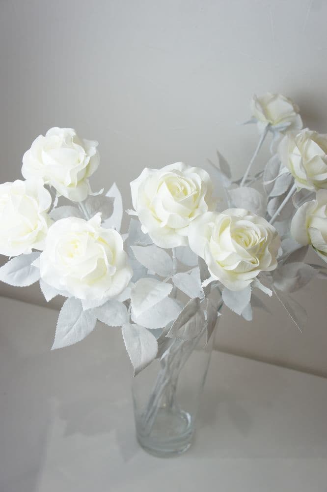 白とゴールドの花束　高級造花専門店アンクラフトは１級フラワー装飾技能士がアーティフィシャルフラワー（造花）を使用し、ご希望のアレンジメント、髪飾り、ブーケをオーダーメイドで制作致します。結婚記念日やお見舞いの花、花言葉に合わせたお花の贈り物や開店花、待合室用、応接用花、個性的な髪飾りや派手な花、大人可愛い、おしゃれなバラなどどんなオーダーでもお気軽にお問い合わせください。大阪、兵庫県、関西からアクセスが簡単。