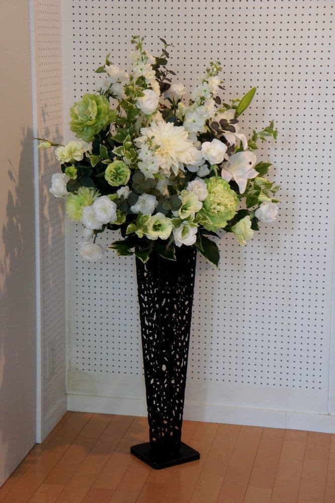 エントランス花　高級造花専門店アンクラフトは１級フラワー装飾技能士がアーティフィシャルフラワー（造花）を使用し、ご希望のアレンジメント、髪飾り、ブーケをオーダーメイドで制作致します。結婚記念日やお見舞いの花、花言葉に合わせたお花の贈り物や開店花、待合室用、応接用花、個性的な髪飾りや派手な花、大人可愛い、おしゃれなバラなどどんなオーダーでもお気軽にお問い合わせください。大阪、兵庫県、関西からアクセスが簡単。