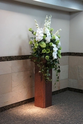 エントランス花　高級造花専門店アンクラフトは１級フラワー装飾技能士がアーティフィシャルフラワー（造花）を使用し、ご希望のアレンジメント、髪飾り、ブーケをオーダーメイドで制作致します。結婚記念日やお見舞いの花、花言葉に合わせたお花の贈り物や開店花、待合室用、応接用花、個性的な髪飾りや派手な花、大人可愛い、おしゃれなバラなどどんなオーダーでもお気軽にお問い合わせください。大阪、兵庫県、関西からアクセスが簡単。