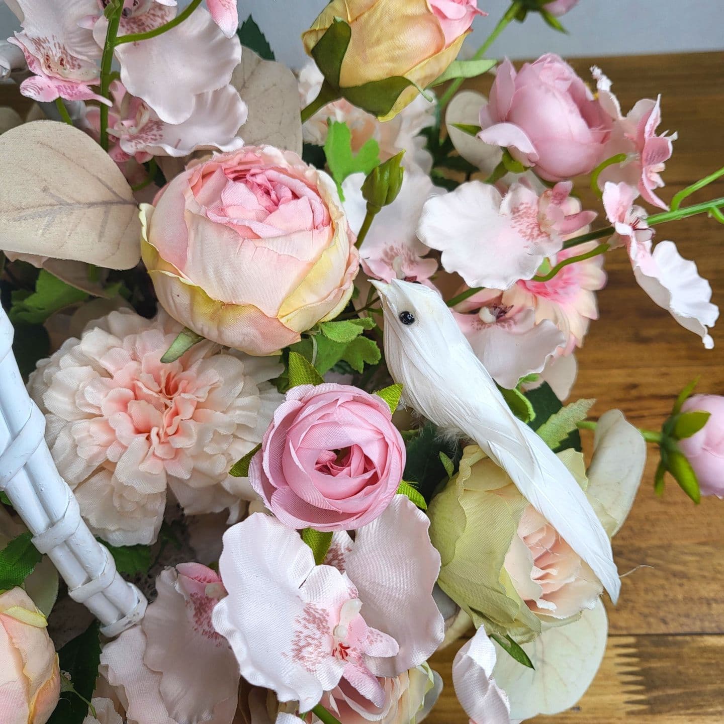 高級造花専門店アンクラフトは１級フラワー装飾技能士がアーティフィシャルフラワー（造花）を使用し、ご希望のアレンジメント、髪飾り、ブーケをオーダーメイドで制作致します。結婚記念日やお見舞いの花、花言葉に合わせたお花の贈り物や開店花、待合室用、応接用花、個性的な髪飾りや派手な花、大人可愛い、おしゃれなバラなどどんなオーダーでもお気軽にお問い合わせください。大阪、兵庫県、関西からアクセスが簡単。