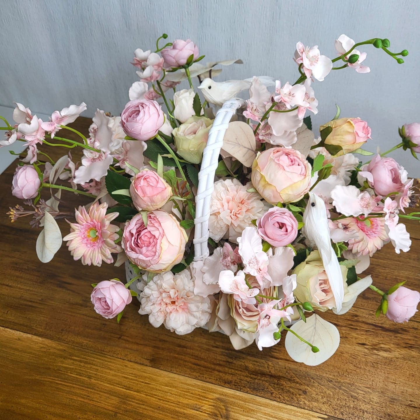 高級造花専門店アンクラフトは１級フラワー装飾技能士がアーティフィシャルフラワー（造花）を使用し、ご希望のアレンジメント、髪飾り、ブーケをオーダーメイドで制作致します。結婚記念日やお見舞いの花、花言葉に合わせたお花の贈り物や開店花、待合室用、応接用花、個性的な髪飾りや派手な花、大人可愛い、おしゃれなバラなどどんなオーダーでもお気軽にお問い合わせください。大阪、兵庫県、関西からアクセスが簡単。